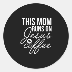 Pegatina Redonda Amor por Dios   Esta Mamá Corre Sobre Jesús Y Café