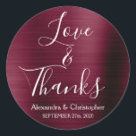 Pegatina Redonda Amor y agradecimiento de los Bodas de Borgoña<br><div class="desc">Morado de Borgoña - Cranberry Marsala y la tipografía blanca Script Faux Faux Metalizado Metallic Elegant Love and Gracias - Gracias Favor Pegatina que se puede usar como Sello para sobres. Este pegatina se puede personalizar para incluir su nombre y fecha de boda. Este pegatina forma parte de una colección...</div>