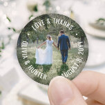 Pegatina Redonda Amor y gracias Boda fotográfico moderno Gracias Po<br><div class="desc">Añada un toque de acabado personalizado a sus notas de agradecimiento de su boda o favores de la recepción con estos pegatinas personalizados redondos. La foto y el texto son sencillos para el personalizar, por lo que se pueden usar fácilmente para invitaciones a bodas y duchas de novias, guardar las...</div>