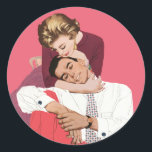 Pegatina Redonda Amor y romance vintage, recién casados de rosa<br><div class="desc">El amor al ilustracion vintage y el diseño romántico con una feliz pareja recién casada abrazándose y paseando. Ella está a punto de susurrar un secreto a su novia.</div>