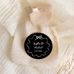 Pegatina Redonda Amour | Boda negro ilustrado francés Bow<br><div class="desc">Este elegante pegatina de moda y novios cuenta con un marco dibujado a mano,  con una ondulación ilustrada,  y un guión elegante escrito a mano para una invitación a una boda de estilo parisino o francés. Esta opción clásica de color es el negro oscuro y el marfil.</div>