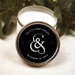 Pegatina Redonda Ampersand caprichoso | Moody Black Boda<br><div class="desc">Estos sellos de bodas oscuros,  únicos y modernos,  presentan una negrita,  florida y muy gris claro sobre un fondo negro.</div>