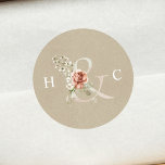 Pegatina Redonda Ampersor floral y elegante Boda Monograma Kraft<br><div class="desc">Elegante pegatina de bodas cuenta con una ampersa adornada con flores pintadas de acuarela en blanco, verde y terracota, con sus iniciales en un fondo de papel kraft. Para una personalización más avanzada de este diseño, haga clic en el BOTÓN HERRAMIENTA DE DISEÑO AZUL de arriba. También están disponibles los...</div>