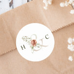 Pegatina Redonda Ampersor floral y monograma elegante de boda<br><div class="desc">El elegante pegatina de bodas cuenta con una ampersa adornada con flores pintadas de acuarela en blanco,  verde y terracota,  con sus iniciales. Para una personalización más avanzada de este diseño,  haga clic en el BOTÓN HERRAMIENTA DE DISEÑO AZUL de arriba. También están disponibles los elementos coincidentes.</div>