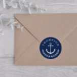 Pegatina Redonda Anclaje blanco de la marina Wreath Nautical Name B<br><div class="desc">Sello para sobres boda náutico de azul con tu nombre en un arco encima de un ancla blanco y medio corona de vegetación. Sello para sobres boda de ancla en azul y blanco.</div>