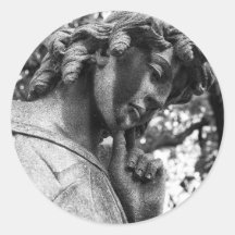 Ángel pensativo mirando hacia abajo