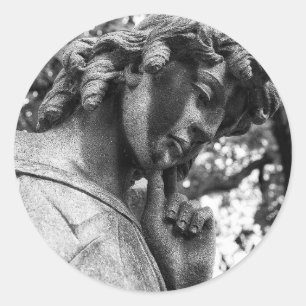 Pegatina Redonda Ángel pensativo mirando hacia abajo