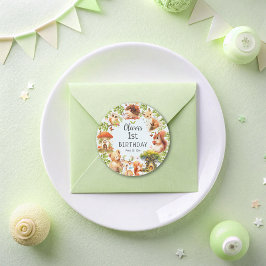 Pegatina Redonda Animales salvajes adornan un bosque mágico