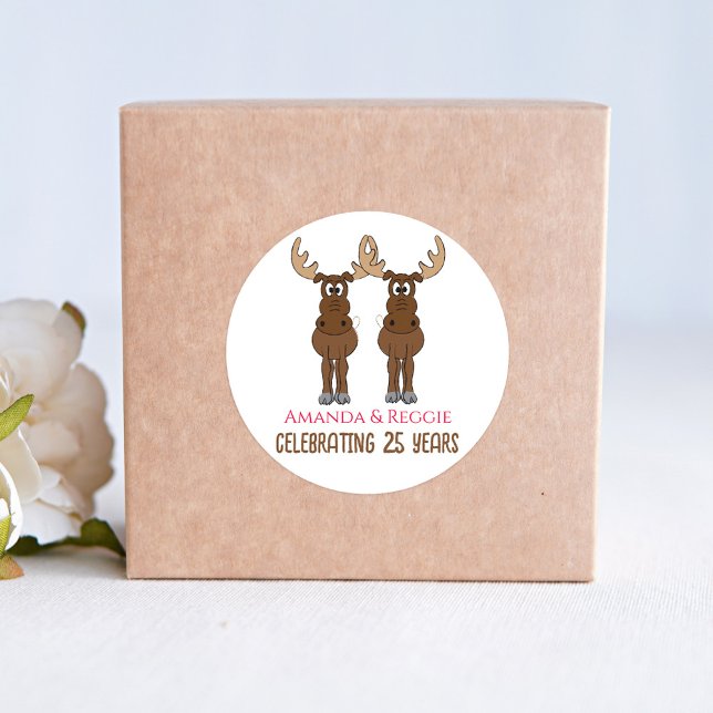 Pegatina Redonda Aniversario Fiesta Funny Favor Personalizado (Whimsy ANniversary Moose party favor sticker. )