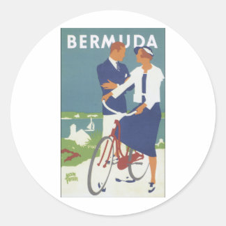 Pegatina Redonda Anuncio de Bermudas con una joven pareja de velero