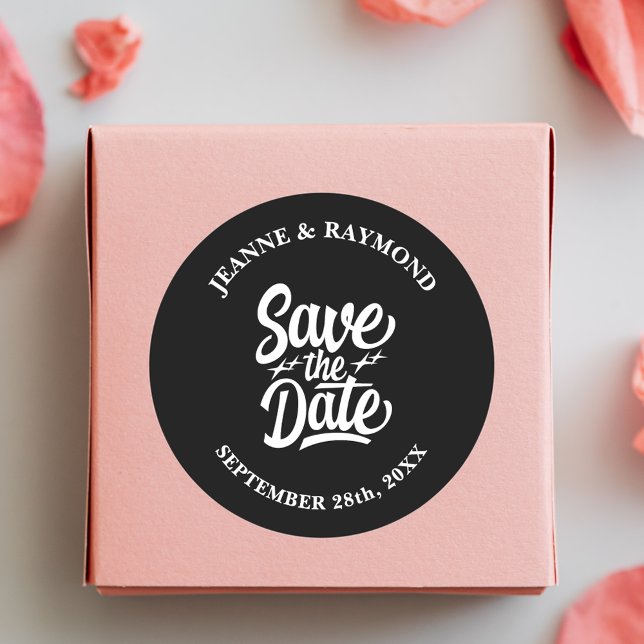 Pegatina Redonda Anuncio de Boda Negro Moderno para Guardar la Fech (Modern black save the date sticker adds timeless elegance to wedding announcement mailings.)