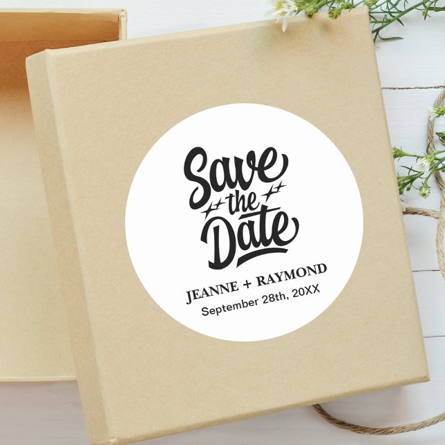 Pegatina Redonda Anuncio de Boda Personalizado Moderno para Guardar (Modern save the date sticker adds personalized charm to elegant wedding invitation mailings.)