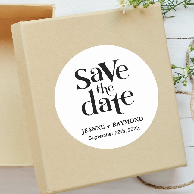 Pegatina Redonda Anuncio de Boda Personalizado para Guardar la Fech (Classic round wedding sticker creates a timeless touch for invitation envelopes.)