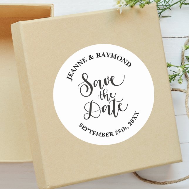 Pegatina Redonda Anuncio de Boda Personalizado para Guardar la Fech (Save the date round sticker adds refined charm to wedding invitation envelopes.)