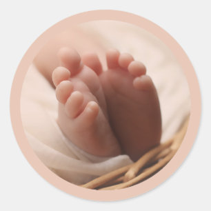 Pegatina Redonda Anuncio de nacimiento Nuevo bebé piececitos rosado