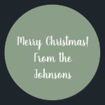 Pegatina Redonda Apellido | Personalizado Sage Green Merry Christma<br><div class="desc">Este es un diseño de Navidades personalizados en color verde sabio. Tiene el mensaje "¡Feliz Navidad! De los Johnsons", en simple y moderna tipografía de escritura. Añade un toque personal a tu regalo festivo envuelto y sobres esta temporada de vacaciones. El diseño está listo para su personalización. Puede simplemente agregar...</div>