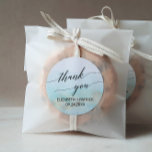 Pegatina Redonda Aqua y Gold Beach Gracias Favor De Boda<br><div class="desc">Estas caligrafías de las playas de agua y oro te agradecen que los pegatinas son perfectos para una boda de destino tropical. El diseño es sencillo y moderno, con una impresionante acuarela turquesa, verde azulada y azul claro con un suave brillo dorado que recuerda a la arena y al mar....</div>