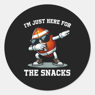 Pegatina Redonda Aquí por los snacks fútbol americano divertido muj