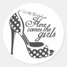 Pegatina Redonda Aquí viene el chica_SHOE.ai