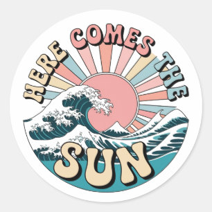 Pegatina Redonda Aquí Viene El Sol - Vibes De Verano Retro