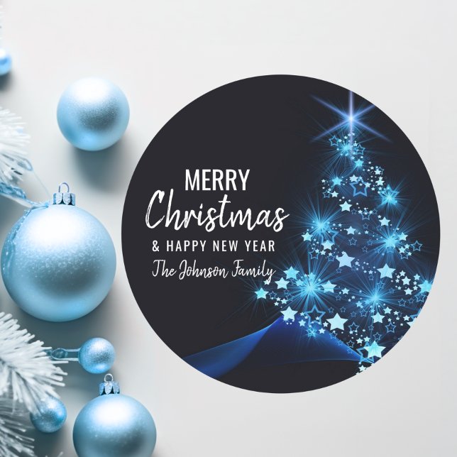 Pegatina Redonda Árbol de NAVIDAD AZUL FERIADO (Personalized BLUE White MERRY CHRISTMAS Tree Classic Round Sticker)