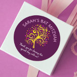Pegatina Redonda Árbol de Relieve metalizado dorado Mitzvah de Bat<br><div class="desc">¡Estén orgullosos, regocijaos y exhiban este hito de su Bat Mitzvah favorito! Usa esta pegatina divertida, sofisticada y personalizada para añadir a su día especial. Un impresionante y gráfico árbol de Relieve metalizado de oro falso con una estrella de David rosa brillante, naranja y roja y "hojas de punto" sobrepone...</div>