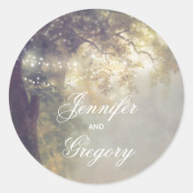 Arbol de roble rústico y cadenas iluminan matrimon