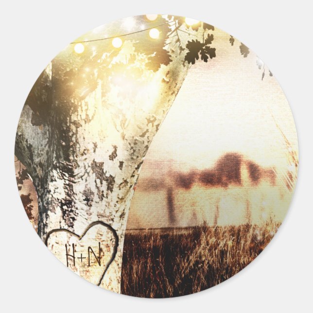 Pegatina Redonda Árbol esculpido y cadenas rusticas iluminan la bod (Anverso)