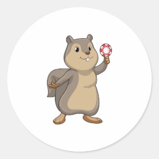 Pegatina Redonda ardilla en el póquer con fichas de póquer