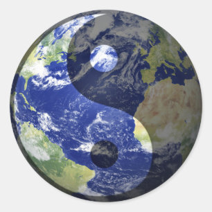 Pegatina Redonda Armonía Yin-Yang en nuestro planeta