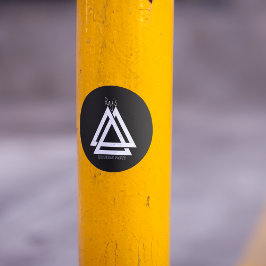 Pegatina Redonda Arte del triángulo de vialidad de la nuez de avell