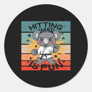 Pegatina Redonda Artes Marciales de Karate de Koala Dibujos Animado