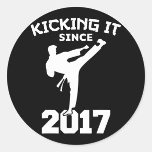 Pegatina Redonda Artes marciales de karate golpean desde la gracios