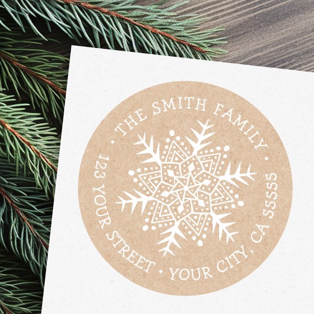 Pegatina Redonda Aspecto de Kraft dirección de retorno del copo de  (Whimsical snowflake Kraft look return address Classic Round Sticker)