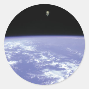Pegatina Redonda Astronauta McCandless Flying with Jetpack