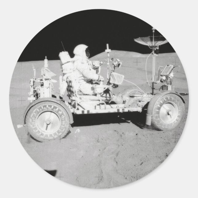 Pegatina Redonda Astronauta que conduce el Lander lunar en la luna (Anverso)