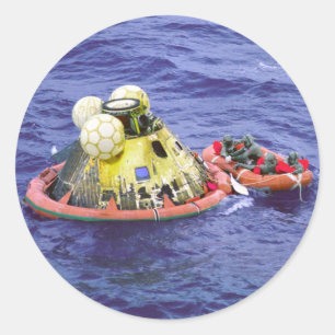 Pegatina Redonda Astronautas del Apolo 11 vuelven a casa