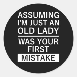 Pegatina Redonda Asumiendo Que Yo Solo Soy Una Vieja Era Tu Primera