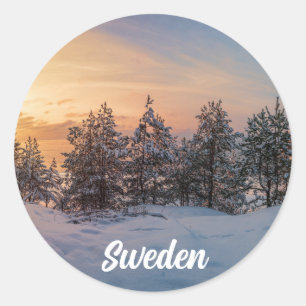Pegatina Redonda Atardecer sobre bosque de nieve congelado cerca de
