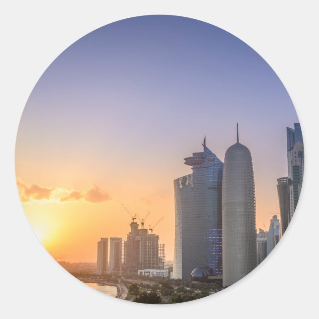 Pegatina Redonda Atardecer sobre la ciudad de Doha, Qatar (Anverso)