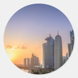 Pegatina Redonda Atardecer sobre la ciudad de Doha, Qatar