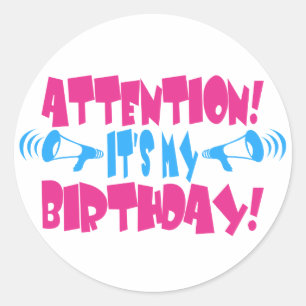 Pegatina Redonda ¡Atención! ¡Es mi cumpleaños! (Cumpleaños divertid