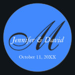 Pegatina Redonda Atractivo azul en el poste de un monograma con enc<br><div class="desc">Puede cambiar fácilmente las fuentes y los colores. También puede agregar su logotipo y la imagen de fondo como desee.</div>