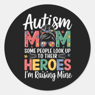 Pegatina Redonda Autismo Mamá criando pieza de rompecabezas del hér