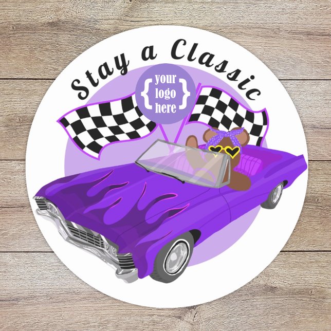 Pegatina Redonda Auto clásico convertible púrpura, banderas a cuadr (purple class car show logo sticker, bear driving a convertible, girls youth organization club logo)