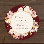 Pegatina Redonda Autumt Floral Burgundy Cream Boda Gracias<br><div class="desc">Este boda de crema borgoña floral de otoño gracias al diseño pegatina redondo clásico es un conjunto de ensueño que encarna la esencia del encanto vintage y la elegancia moderna. Con flores de otoño y hojas en colores otoño, acentuadas con bordes geométricos dorados, nuestro diseño ofrece una estética sencilla pero...</div>