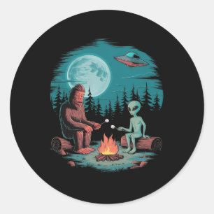 Pegatina Redonda Aventura divertida de alienígena y Bigfoot en foga