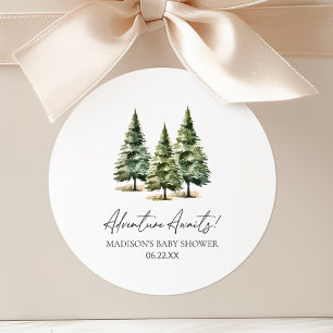Pegatina Redonda ¡Aventura espera! Baby Shower de Winter Pine Trees