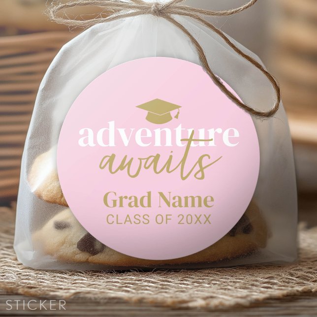 Pegatina Redonda Aventuras de aventura - Nombre del Grad y Cap - Or (Custom Graduation Sticker - Favor Stickers or Envelope Label)