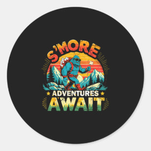 Pegatina Redonda Aventuras Smor esperan divertido bigfoot camping